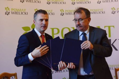 przekazanie umów na projekty inwestycyjne w Powiecie Wielickim Artur Kozioł i Wojciech Kozak 19.01.2018