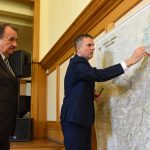 podpisanie umowy o dofinansowanie zakupu 12 ekologicznych autobusów dla Wieliczki Artur Kozioł i Wojciech Kozak