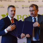 przekazanie umów na projekty inwestycyjne w Powiecie Wielickim Artur Kozioł i Wojciech Kozak 19.01.2018