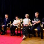 Artur Kozioł wręcza honorową odznakę Marii Parlberger Shmuel w wielickim magistracie