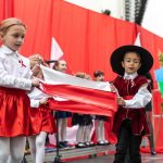 wspólne śpiewanie patriotyczne przedszkolaków w Wieliczce z Artur Kozioł