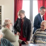 świąteczne spotkanie z pensjonariuszami domu dziennej opieki w Brzegach burmistrz Artur Kozioł