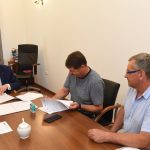 podpisanie umowy na budowę kanalizacji w Lednicy Górnej i Sułkowie z Artur Kozioł