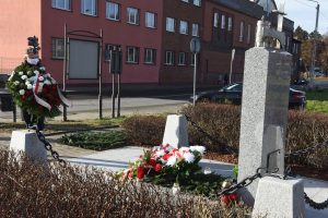 składanie kwiatów pod pomnikiem ofiar hitlerowskich w Wieliczce, Artur Kozioł, Magdalena Golonka, Cecylia Radoń