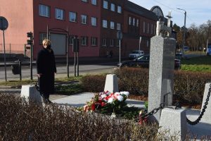 składanie kwiatów pod pomnikiem ofiar hitlerowskich w Wieliczce, Cecylia Radoń