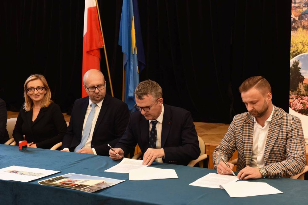 podpisanie umowy na rozbudowę szkoly podstawowej nr 3 w Wieliczce